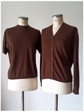 Laden Sie das Bild in den Galerie-Viewer, 1950s 1960s - BALLANTYNE, Scotland - Dark Brown Cashmere Twin Set - Sz 42
