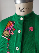 Laden Sie das Bild in den Galerie-Viewer, 1960s - TRICOPOL, Barcelona - Deadstock Embroidered Green Cardigan - S/M
