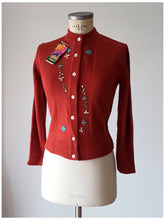 Laden Sie das Bild in den Galerie-Viewer, 1960s - TRICOPOL, Barcelona - Deadstock Embroidered Brick Cardigan - S/M
