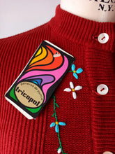Laden Sie das Bild in den Galerie-Viewer, 1960s - TRICOPOL, Barcelona - Deadstock Embroidered Brick Cardigan - S/M
