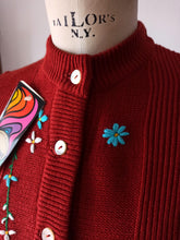 Laden Sie das Bild in den Galerie-Viewer, 1960s - TRICOPOL, Barcelona - Deadstock Embroidered Brick Cardigan - S/M
