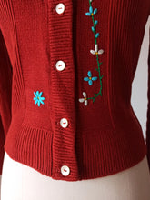 Laden Sie das Bild in den Galerie-Viewer, 1960s - TRICOPOL, Barcelona - Deadstock Embroidered Brick Cardigan - S/M
