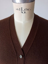 Laden Sie das Bild in den Galerie-Viewer, 1950s 1960s - BALLANTYNE, Scotland - Dark Brown Cashmere Twin Set - Sz 42
