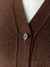 Laden Sie das Bild in den Galerie-Viewer, 1950s 1960s - BALLANTYNE, Scotland - Dark Brown Cashmere Twin Set - Sz 42
