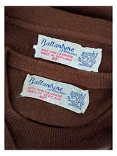 Laden Sie das Bild in den Galerie-Viewer, 1950s 1960s - BALLANTYNE, Scotland - Dark Brown Cashmere Twin Set - Sz 42
