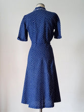 Cargar imagen en el visor de la galería, 1940s - PARIS - Charming Blue Dotted Cotton Dress - W31 (80cm)
