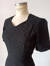 Charger l'image dans la galerie, 1940s - Elegant Black Textured Rayon Crepe Dress - W27.5 (70cm)
