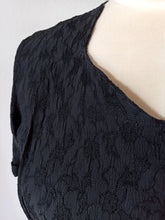 Charger l'image dans la galerie, 1940s - Elegant Black Textured Rayon Crepe Dress - W27.5 (70cm)
