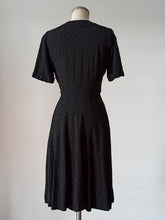 Charger l'image dans la galerie, 1940s - Elegant Black Textured Rayon Crepe Dress - W27.5 (70cm)
