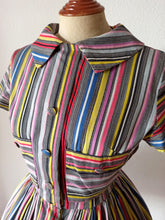Laden Sie das Bild in den Galerie-Viewer, 1950s - Gorgeous Rainbow Cotton Dress - W27 (68cm)
