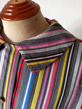 Laden Sie das Bild in den Galerie-Viewer, 1950s - Gorgeous Rainbow Cotton Dress - W27 (68cm)

