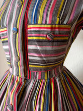 Laden Sie das Bild in den Galerie-Viewer, 1950s - Gorgeous Rainbow Cotton Dress - W27 (68cm)
