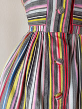 Laden Sie das Bild in den Galerie-Viewer, 1950s - Gorgeous Rainbow Cotton Dress - W27 (68cm)
