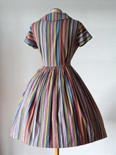 Laden Sie das Bild in den Galerie-Viewer, 1950s - Gorgeous Rainbow Cotton Dress - W27 (68cm)
