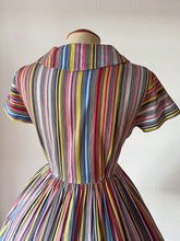 Laden Sie das Bild in den Galerie-Viewer, 1950s - Gorgeous Rainbow Cotton Dress - W27 (68cm)
