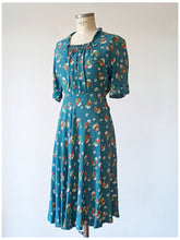 Laden Sie das Bild in den Galerie-Viewer, 1940s - Adorable Novelty Floral Petrol Cold Rayon Dress - W28.5 (72cm)
