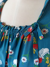 Laden Sie das Bild in den Galerie-Viewer, 1940s - Adorable Novelty Floral Petrol Cold Rayon Dress - W28.5 (72cm)
