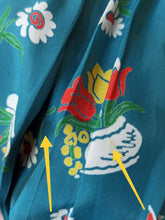 Laden Sie das Bild in den Galerie-Viewer, 1940s - Adorable Novelty Floral Petrol Cold Rayon Dress - W28.5 (72cm)

