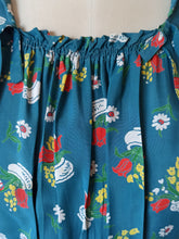 Laden Sie das Bild in den Galerie-Viewer, 1940s - Adorable Novelty Floral Petrol Cold Rayon Dress - W28.5 (72cm)

