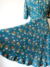 Laden Sie das Bild in den Galerie-Viewer, 1940s - Adorable Novelty Floral Petrol Cold Rayon Dress - W28.5 (72cm)
