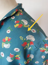 Laden Sie das Bild in den Galerie-Viewer, 1940s - Adorable Novelty Floral Petrol Cold Rayon Dress - W28.5 (72cm)
