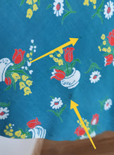 Laden Sie das Bild in den Galerie-Viewer, 1940s - Adorable Novelty Floral Petrol Cold Rayon Dress - W28.5 (72cm)
