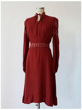 Charger l'image dans la galerie, 1940s - Gorgeous Crimson Brick Rayon Dress - W33 (84cm)
