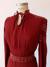 Charger l'image dans la galerie, 1940s - Gorgeous Crimson Brick Rayon Dress - W33 (84cm)

