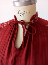 Charger l'image dans la galerie, 1940s - Gorgeous Crimson Brick Rayon Dress - W33 (84cm)
