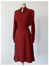 Charger l'image dans la galerie, 1940s - Gorgeous Crimson Brick Rayon Dress - W33 (84cm)
