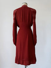 Charger l'image dans la galerie, 1940s - Gorgeous Crimson Brick Rayon Dress - W33 (84cm)
