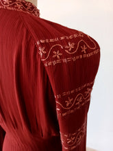 Charger l'image dans la galerie, 1940s - Gorgeous Crimson Brick Rayon Dress - W33 (84cm)
