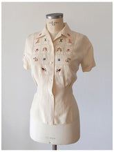 Cargar imagen en el visor de la galería, 1940s 1950s - Precious Chinese Embroidered Silk Blouse - W30 (76cm)
