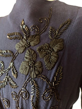 Cargar imagen en el visor de la galería, 1940s - Stunning Beaded Crepe Dress - W33 (84cm)
