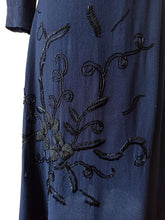 Cargar imagen en el visor de la galería, 1940s - Stunning Beaded Crepe Dress - W33 (84cm)
