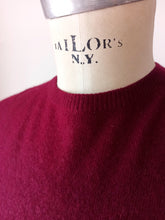 Laden Sie das Bild in den Galerie-Viewer, 1950s 1960s - PRINGLE, Scotland - Burgundy Cashmere Jumper - Sz Large
