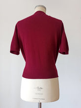 Laden Sie das Bild in den Galerie-Viewer, 1950s 1960s - PRINGLE, Scotland - Burgundy Cashmere Jumper - Sz Large
