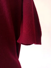 Laden Sie das Bild in den Galerie-Viewer, 1950s 1960s - PRINGLE, Scotland - Burgundy Cashmere Jumper - Sz Large
