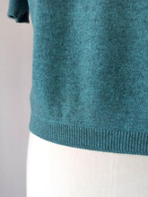 Laden Sie das Bild in den Galerie-Viewer, 1950s 1960s - BALLANTYNE, Scotland for HARROD's - Turquoise Cashmere Jumper - Sz 42
