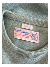Laden Sie das Bild in den Galerie-Viewer, 1950s 1960s - BALLANTYNE, Scotland for HARROD's - Turquoise Cashmere Jumper - Sz 42
