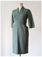 Cargar imagen en el visor de la galería, 1940s - Marvelous Green Flecked Wool Dress - W29 (74cm)
