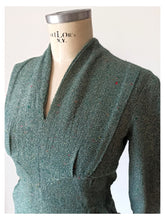 Cargar imagen en el visor de la galería, 1940s - Marvelous Green Flecked Wool Dress - W29 (74cm)
