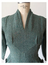 Cargar imagen en el visor de la galería, 1940s - Marvelous Green Flecked Wool Dress - W29 (74cm)
