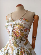 Laden Sie das Bild in den Galerie-Viewer, 1950s - Spectacular Butterflies Birds Rhinestones Dress - W25 (64cm)
