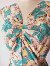 Charger l'image dans la galerie, 1940s - Gorgeous Floral Cotton Dress - W28.5 (72cm)
