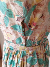 Charger l'image dans la galerie, 1940s - Gorgeous Floral Cotton Dress - W28.5 (72cm)
