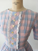Cargar imagen en el visor de la galería, 1950s 1960s - Adorable Pink Blue Cotton Dress - W31 (80cm)
