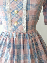 Cargar imagen en el visor de la galería, 1950s 1960s - Adorable Pink Blue Cotton Dress - W31 (80cm)
