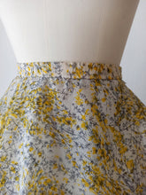 Cargar imagen en el visor de la galería, 1950s - Delightful 2pc Broom Flower Set - Size 44
