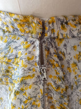 Cargar imagen en el visor de la galería, 1950s - Delightful 2pc Broom Flower Set - Size 44
